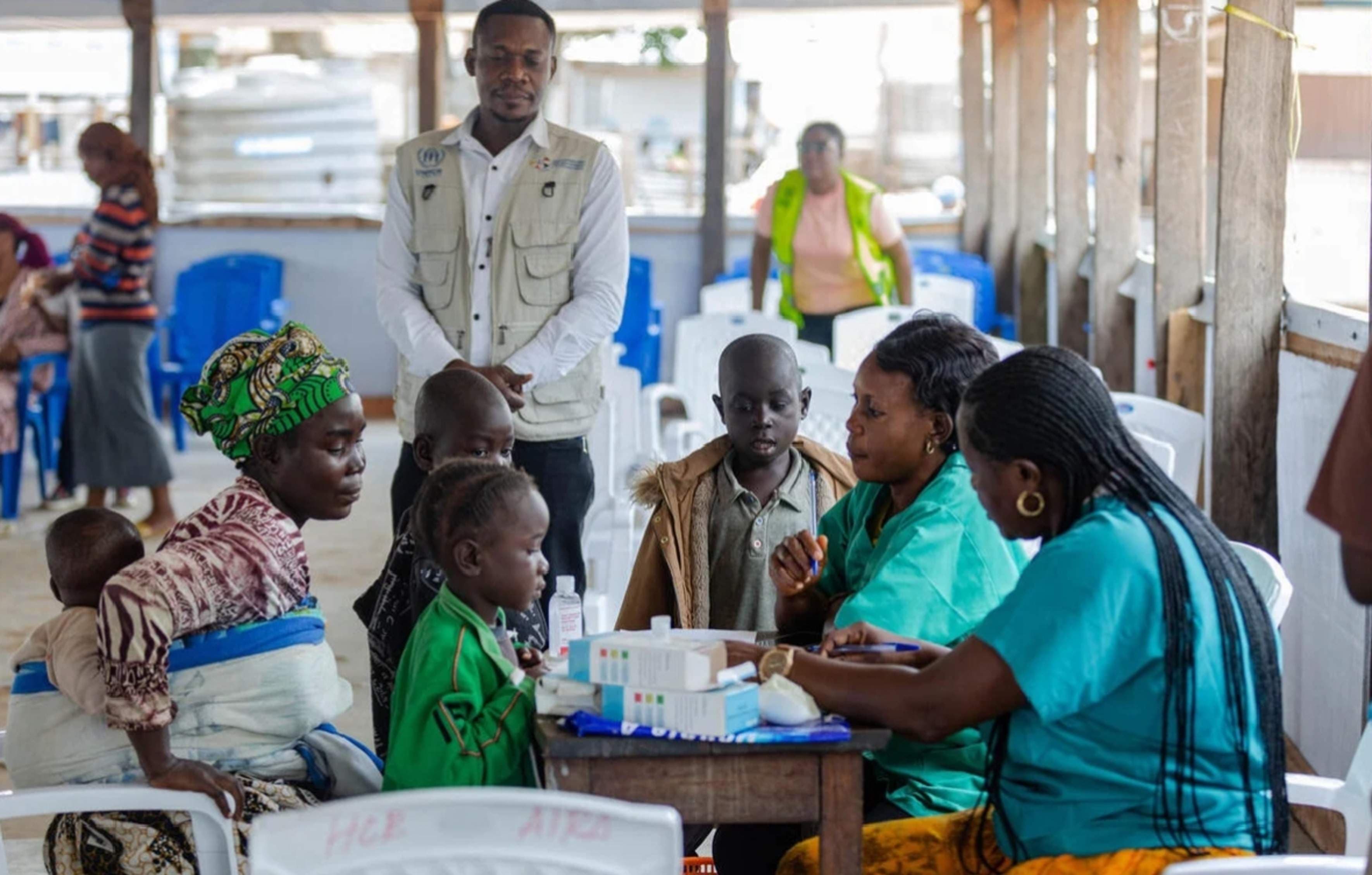 Uvira Families get Aid After Returning to Looted Homes